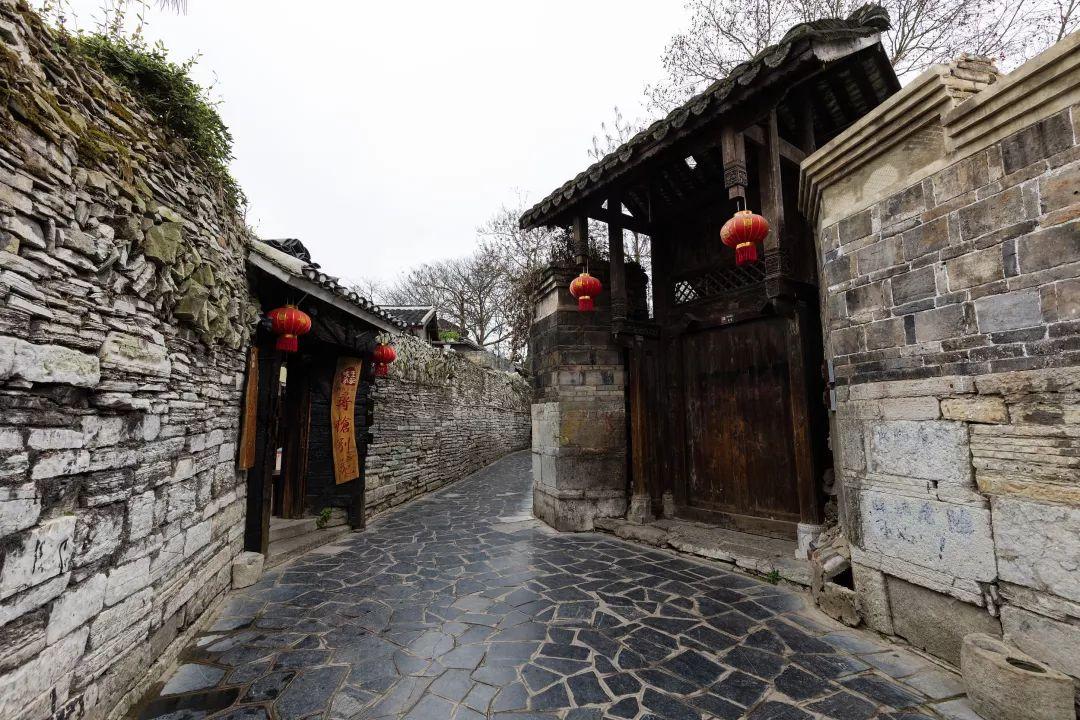 80后女教师“神仙”板书走红，画面太美学生舍不得擦，网友：艺术品！